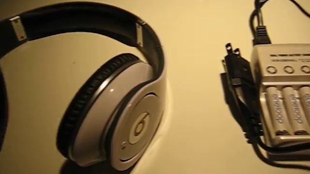 Beats By Dre Studio White with 4 AAA Eneloop and charger