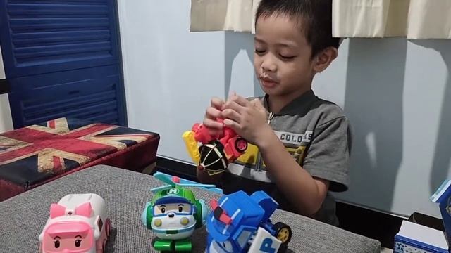 unboxing kado mainan robot robocar poli bisa berubah