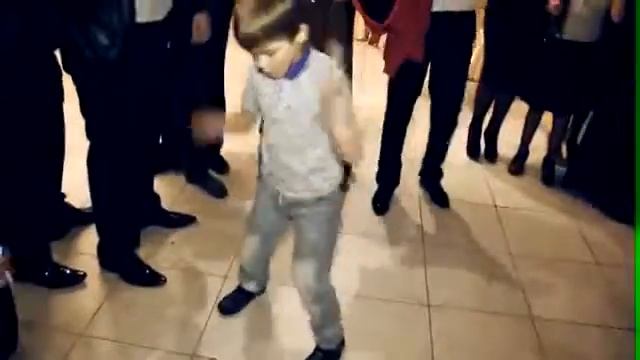 Маленький мальчик очень классно танцует!!!!