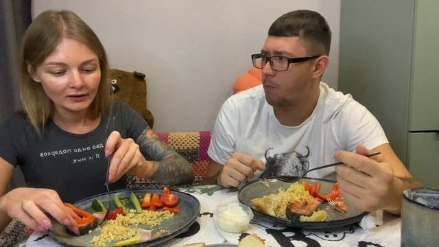 Мукбанг🤩Жареная КЕТА🐟Булгур,овощи🍅🌶️🥒