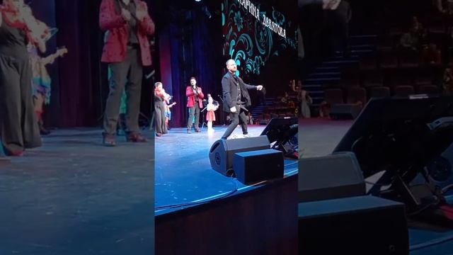 Финальная песня на концерте у Марины Девятовой и приглашенные артисты/Вегас/07.03.25