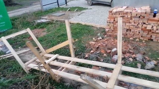 закончил засыпку щебнем. обшил туалет и накрыл крышу.