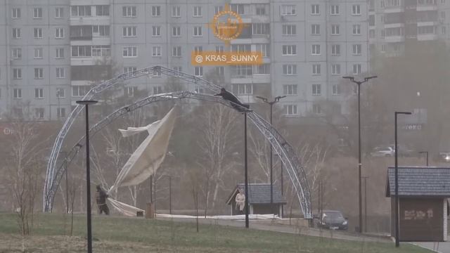 Кто бы Сомневался, что тент на сцене опять разорвет.