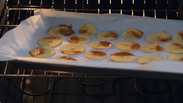 How To Make Apple Chips With a Salted Caramel Topping
