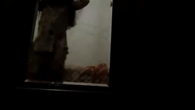 Моя подруга софия у меня в доме танцует.