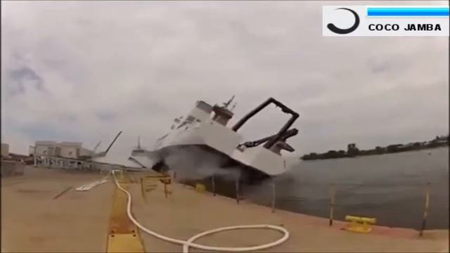 Не повезло тому  кто снимал как корабль на воду спускают