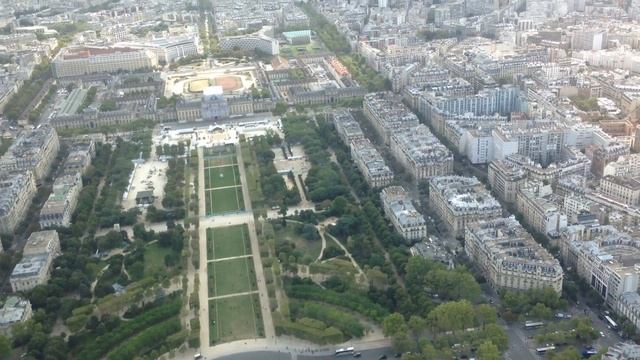 Ты не был в Париже если не плюнул с Эйфелевой башни