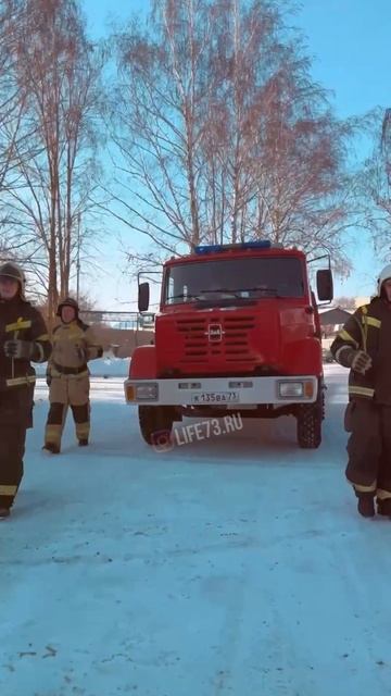 🌷 МЧС поздравляет жительниц города с прекрасным праздником