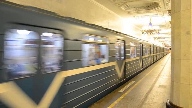 - Прибытие метропоезда на станцию "Автово". Город Санкт-Петербург. Июнь 2015 года. -
