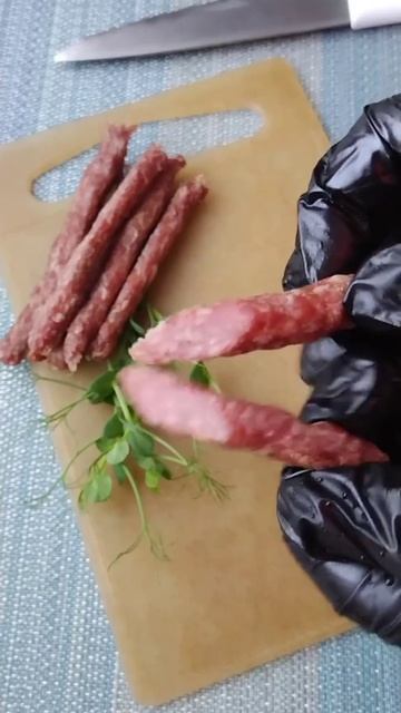 Домашние свиные колбаски в дегидраторе.