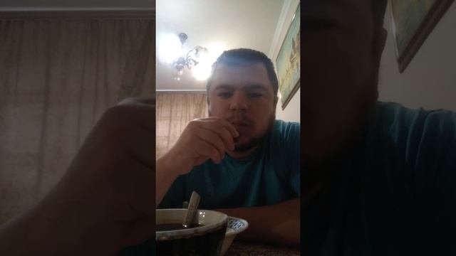 Завтракаю пью кофе дорогое и немного юмора и шуток