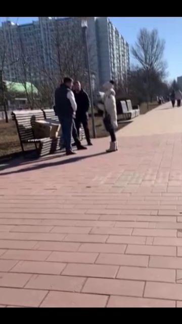 На Осеннем бульваре в Крылатском сегодня молодые люди и сотрудники ГИБДД дарили женщинам цветы