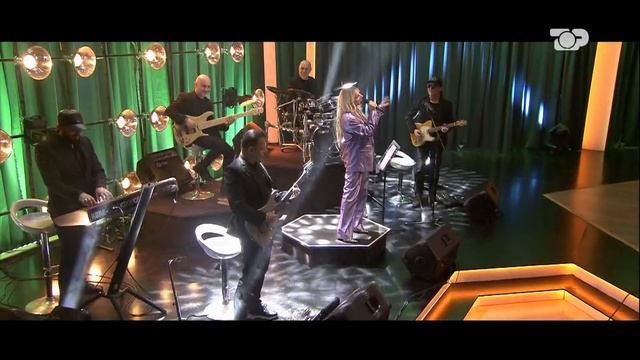 Mos e humbisni! Kejsi Tola këndon një nga këngët e albumit "Luminous"... - Më lër të flas