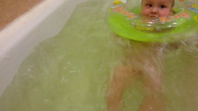 Наш малыш активно купается)))