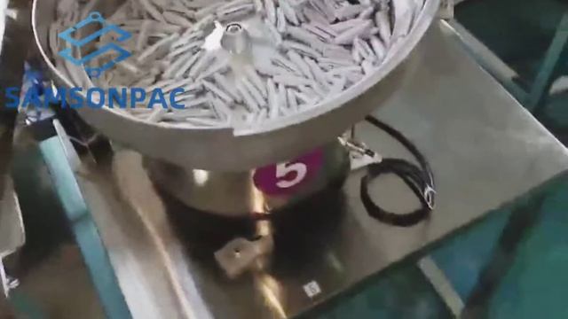 Одновременно с пяти дозатор поступает болты в пакет флоу пак / Bolts in a flow pack