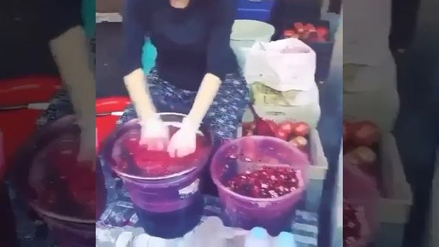 Вот так делают сок гранатовый 😆 )
