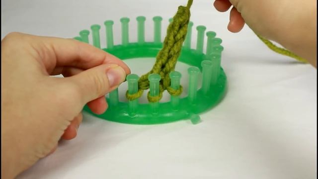 How to Loom Knit a mini Christmas Wreath (DIY Tutorial)