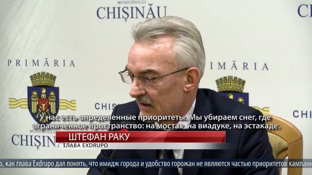 Груды грязного снега в столице