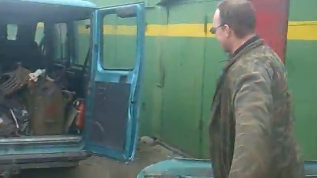 Злой Вася гнет крышу от авто.....!Сморет всем!