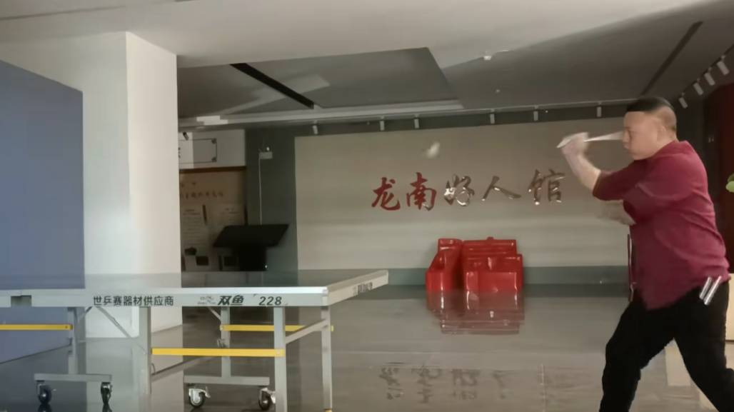 Игра в настольный теннис с нунчаками