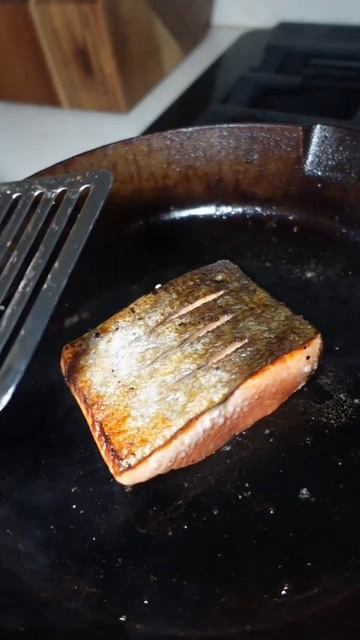 Let's make some crispy skin pan seared salmon 🤤🐠