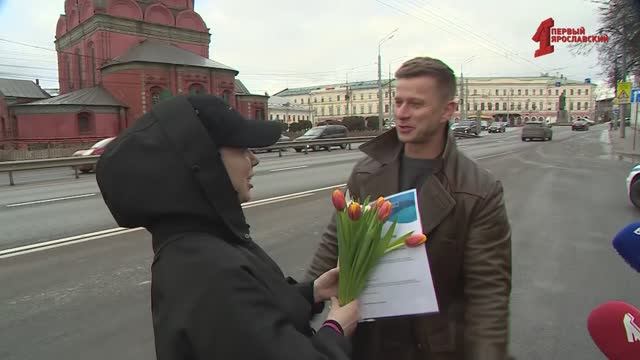 В Ярославской области сотрудники ГАИ останавливают женщин за рулем и дарят цветы
