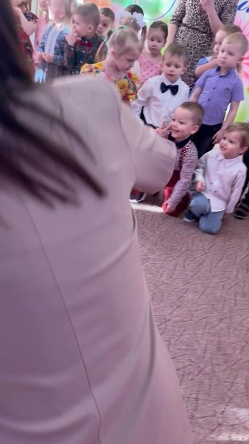 Общая фотография на утреннике 8 марта в детском саду