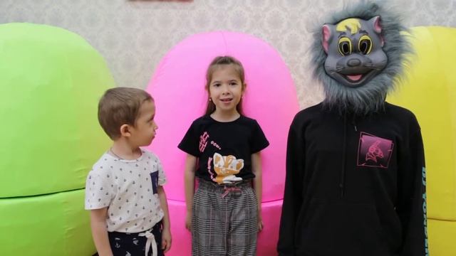 Аня и Саша и огромные самые большие  скрепыши. А Мышонок вырастил большой огромный юбилейный скрепы