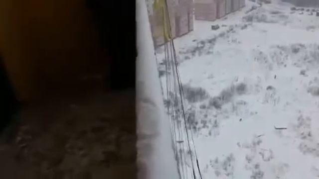 Прыгает с крыши, слабонервным не смотреть)