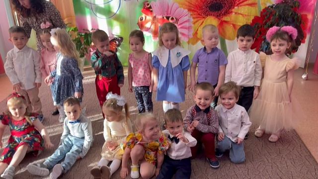 Общая фотография на утреннике 8 марта в детском саду