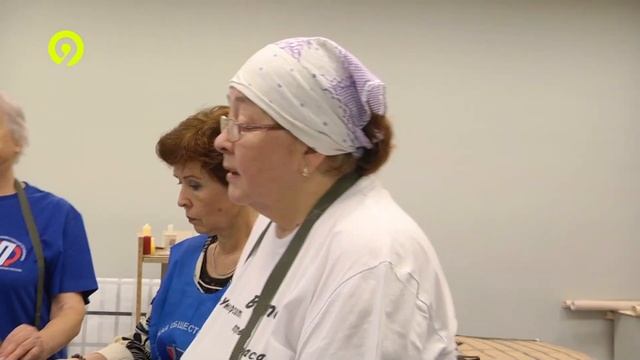 Кировчанки делают носилки