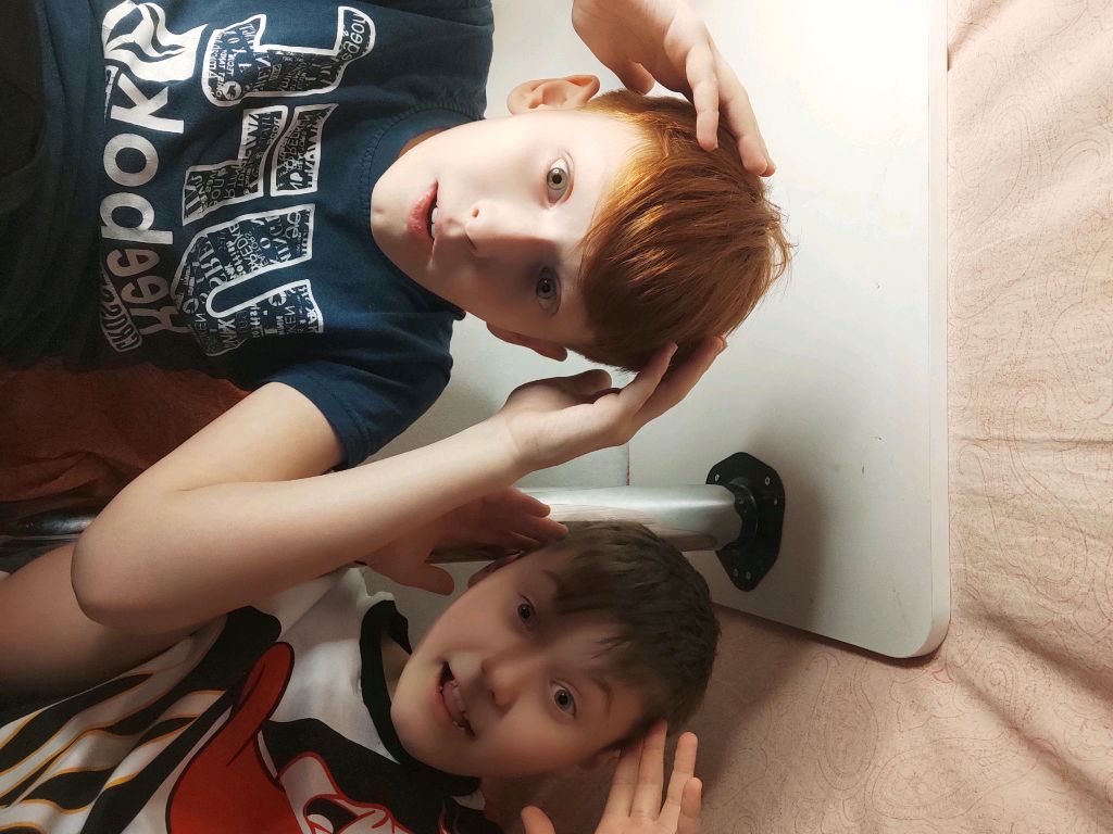 сидим в домике из подушек до 3:00