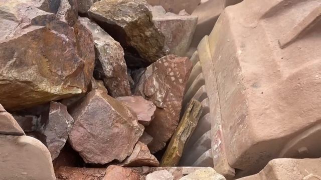 Строительство, дробление щебёнки