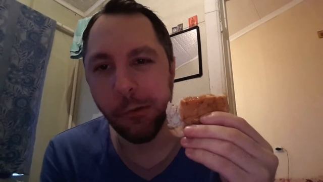 ASMR EATING SOUNDS. ЧАЙ, БУЛОЧКА С КОРИЦЕЙ И МЁДОМ.