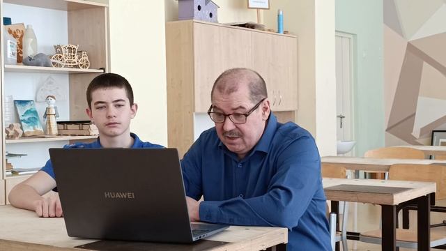 Играл Игорёк на гитаре