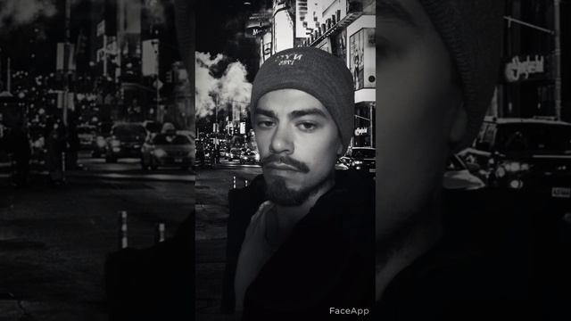 Лови момент, ты все равно будешь не прав в глазах людей... Лови момент ты начинаешь жить...