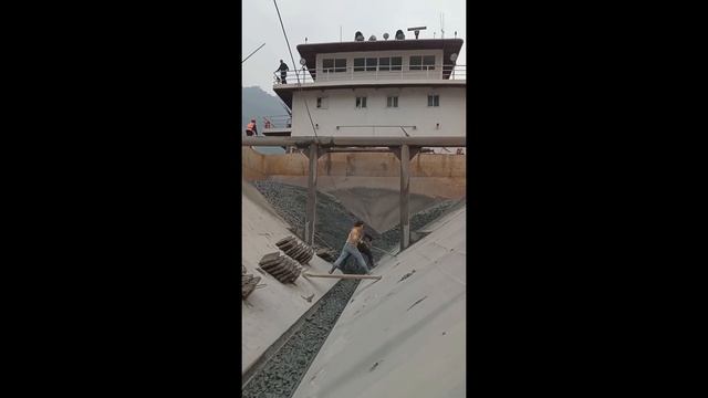 Строительство, разгрузка баржи