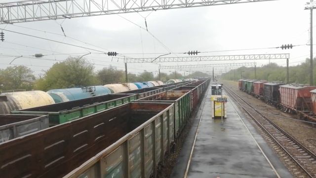 Электровоз ВЛ80т 2060 с грузовым поездом.