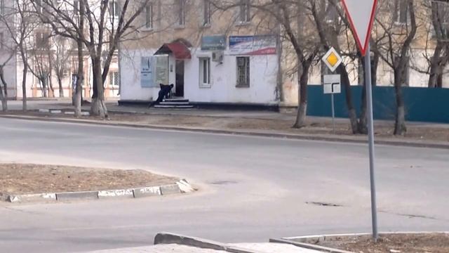 Инвалид пытается попасть в благовещенскую парикмахерскую