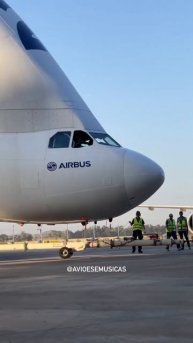 Primeira visita do Beluga no Brasil Avião trouxe um helicóptero da @airbus que estará presente na