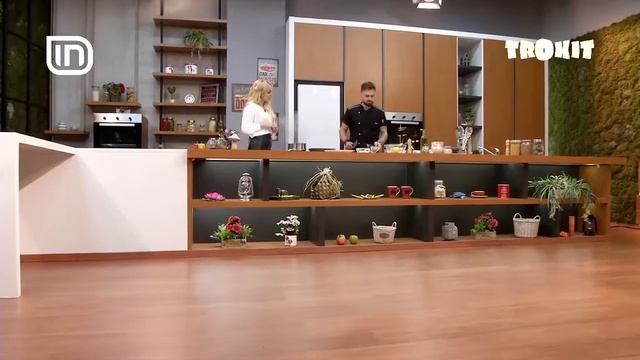 Bërxollë viçi me sallatë limoni, verë të kuqe dhe fruta pylli në Trokit 30/10/2018 | IN TV Albania