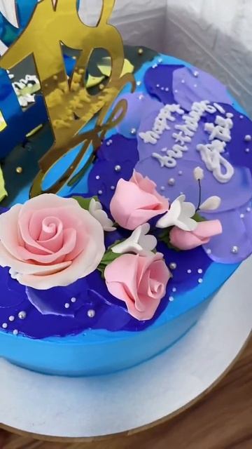 TWO COLOR ICING CAKE WITH BEAUTIFUL GUMPASTE FLOWERS | #shorts #Mikurtzel TV