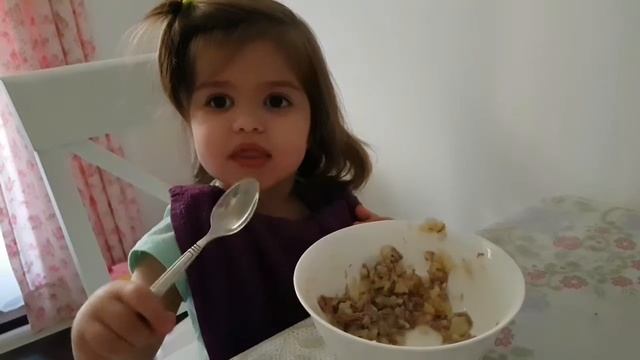 Эвелина кушает САМА