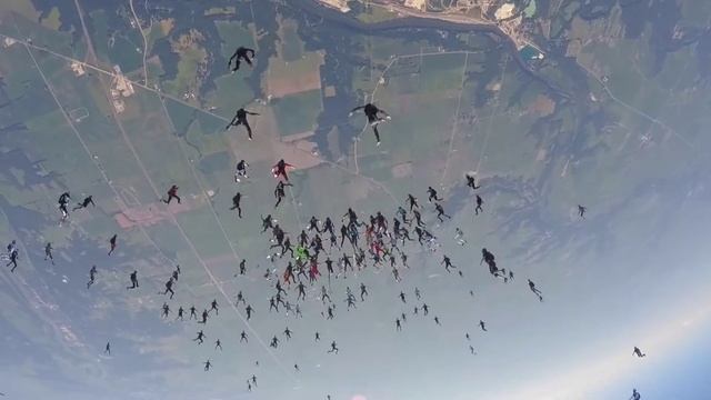 Прыжок 164 парашютистов