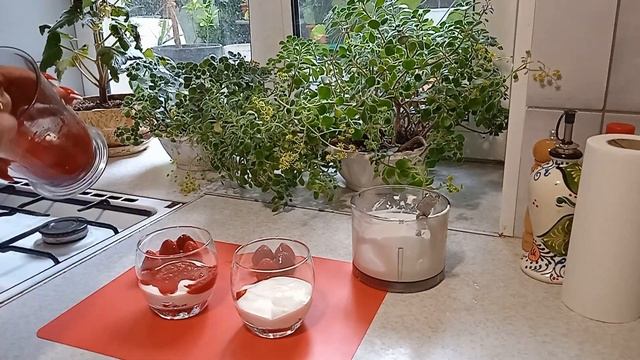 Очень вкусный и быстрый клубничный десерт!