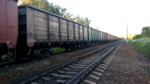 Электровоз  ВЛ11-606/607Б с длинным грузовым составом.