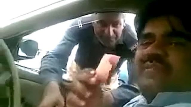 Lahore police taking bribe on camera despite he kn