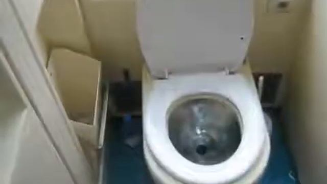 А вот так смывает толчёк в поезде  прикол