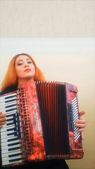 "Сулико"( аккордеон) - играет Татев Погосовна.