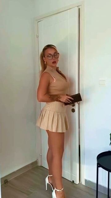 Девушка красотка в юбки